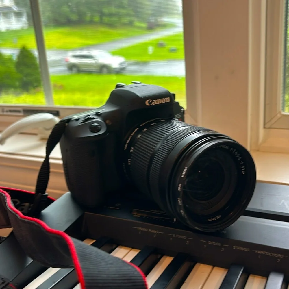Used in great condition canon eos rebel t6s